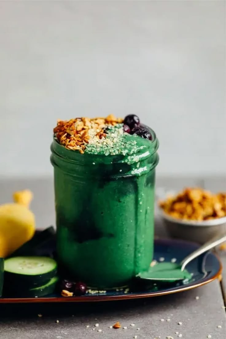 Spiruline bio en poudre fine dans une cuillère et son sachet
